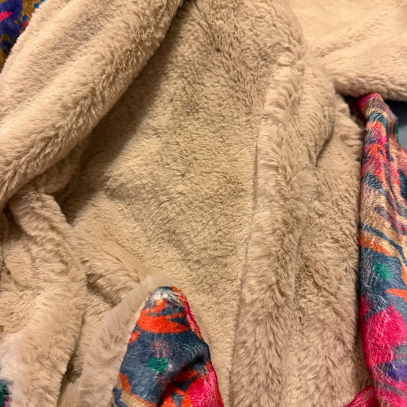 Natural Life Faux Fur Fluffy Floral Throw Blanket 60" x 52 - Picture 3 of 4